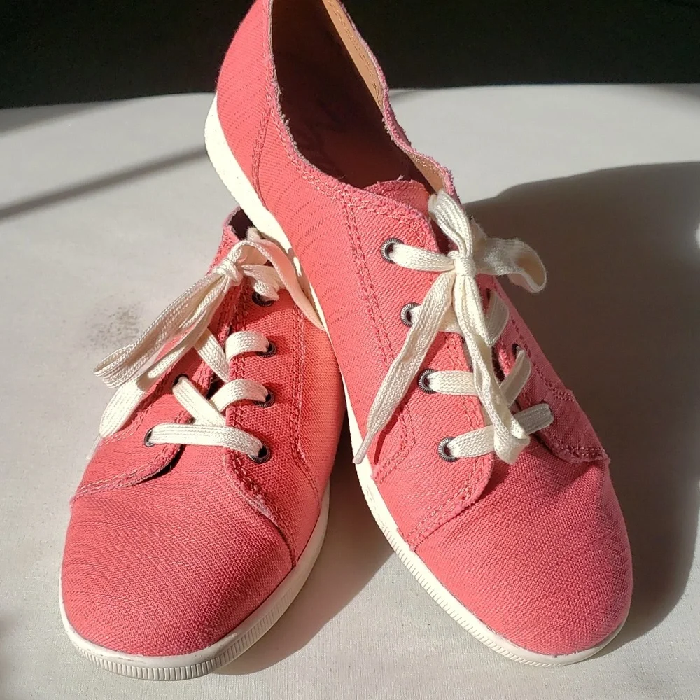 Women's size 10 Zodiac coral casual sneakers Shoes. Worn once